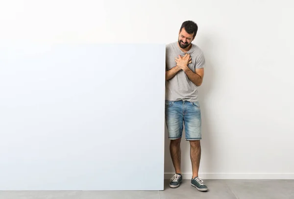 Jovem Homem Bonito Com Barba Segurando Grande Cartaz Azul Vazio — Fotografia de Stock