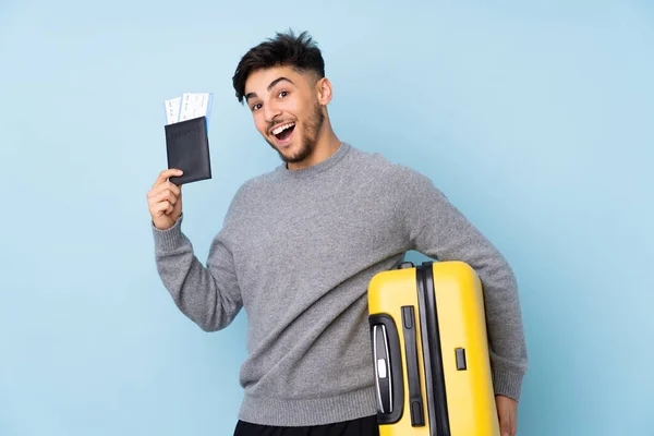 Arabische Knappe Man Geïsoleerd Blauwe Achtergrond Vakantie Met Koffer Paspoort — Stockfoto