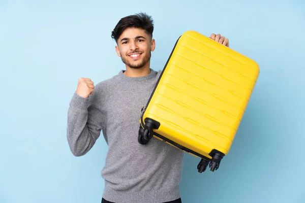 Arabische Knappe Man Geïsoleerd Blauwe Achtergrond Vakantie Met Reiskoffer — Stockfoto