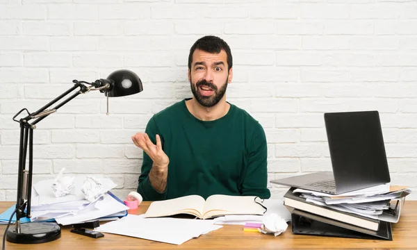 Homem Estudante Fazendo Gestos Dúvidas — Fotografia de Stock