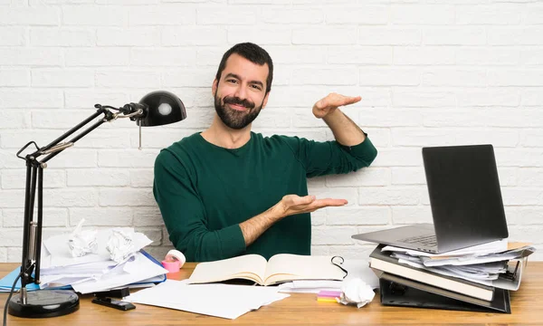 Student Man Med Copyspace För Att Infoga Annons — Stockfoto