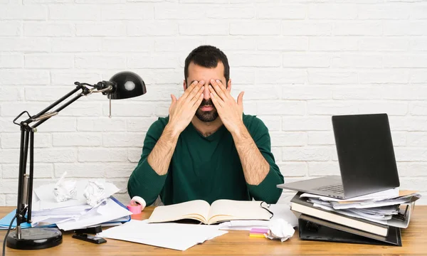 Étudiant Homme Couvrant Les Yeux Par Les Mains — Photo