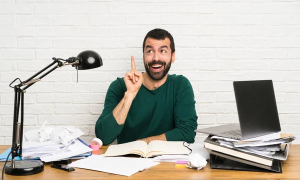 Estudante Que Pretende Realizar Solução Enquanto Levanta Dedo Para Cima — Fotografia de Stock