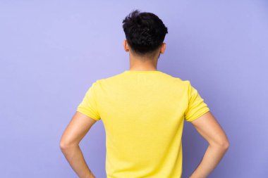 Arka planda izole edilmiş, yakışıklı Arap bir adam var.