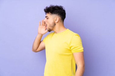 Arap yakışıklı adam izole edilmiş arka planda ağzı sonuna kadar açık bağırıyor.