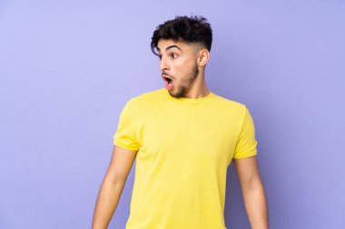 Arap yakışıklı bir adam, izole edilmiş geçmişine bakarak sürpriz jest yapıyor.