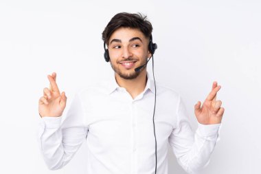 Tele pazarlamacı Arap bir adam beyaz arka planda izole edilmiş bir kulaklıkla çalışıyor.