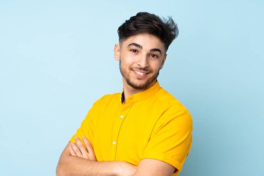 Arap yakışıklı adam soyutlanmış, kolları bağlı ve ileriye bakıyor.