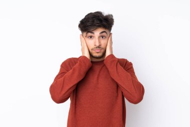 Münzevi geçmişi olan yakışıklı Arap bir adam hayal kırıklığına uğramış ve kulaklarını kapatmış.