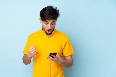 Münzevi bir geçmişi olan yakışıklı Arap bir adam şaşırdı ve bir mesaj gönderiyor.