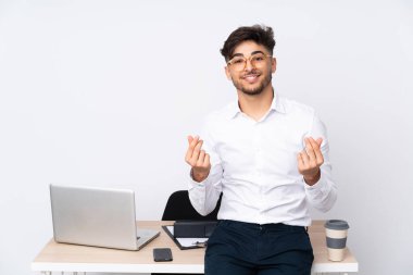 Beyaz arka planda izole bir ofiste para hareketi yapan Arap bir adam.