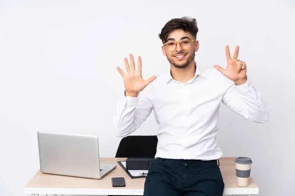 Arabský Muž Kanceláři Izolované Bílém Pozadí Počítání Osm Prsty — Stock fotografie
