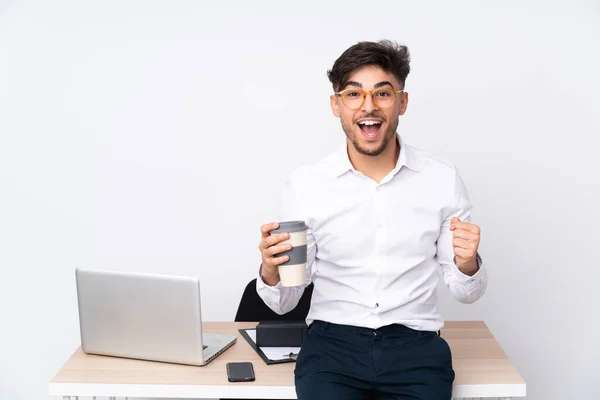 勝者の位置で勝利を祝う白い背景に隔離されたオフィスでアラビア人の男 — ストック写真