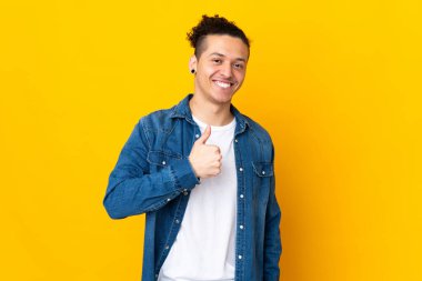 İzole edilmiş geçmişi olan beyaz bir adam iyi niyet gösterisi yapıyor.