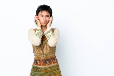 Genç Uruguaylı kız izole edilmiş beyaz arka planda hayal kırıklığına uğramış ve kulaklarını kapatmış