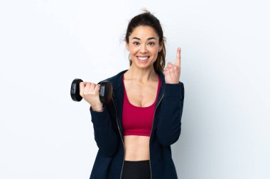 İzole edilmiş beyaz arka plan üzerinde ağırlık kaldıran spor kadını harika bir fikre işaret ediyor.