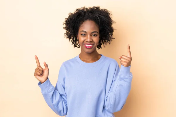 Jovem Afro Americana Isolada Fundo Bege Apontando Uma Ótima Ideia — Fotografia de Stock