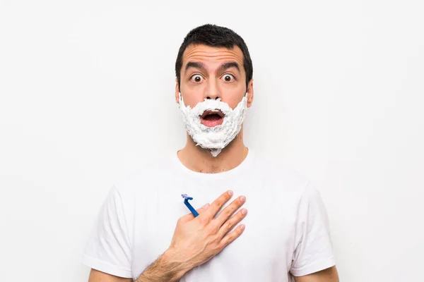 Homem Barbeando Sua Barba Sobre Fundo Branco Isolado Surpreso Chocado — Fotografia de Stock