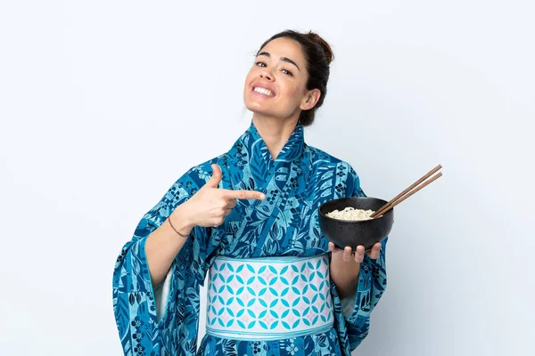 Vrouw Draagt Kimono Geïsoleerde Witte Achtergrond Wijst Het Terwijl Het — Stockfoto