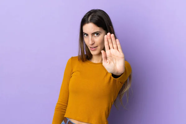 Joven Mujer Caucásica Sobre Fondo Aislado Haciendo Stop Gesture — Foto de Stock