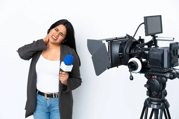 Repórter Colombiana Segurando Microfone Reportando Notícias Sobre Fundo Branco Com — Fotografia de Stock