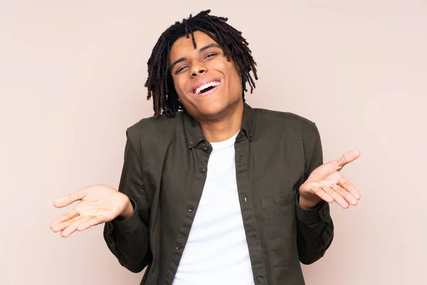 Junger Afroamerikaner Mit Isoliertem Hintergrund Lächelt — Stockfoto