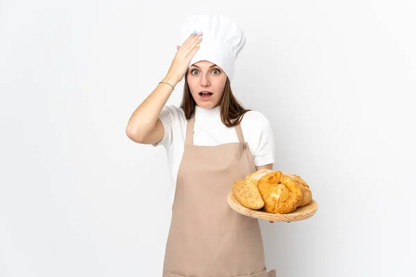 Młoda Kobieta Mundurze Szefa Kuchni Odizolowana Białym Tle Zaskakującym Wyrazem — Zdjęcie stockowe
