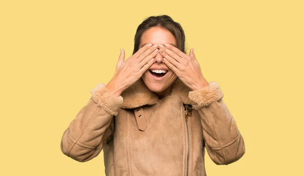 Femme Blonde Avec Manteau Couvrant Les Yeux Par Les Mains — Photo