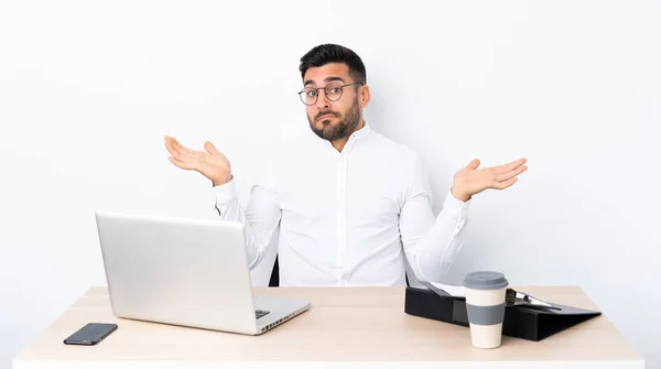 手を上げながら疑問を持つ職場の若いビジネスマン — ストック写真