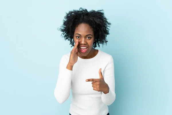 Молода Афро Американська Жінка Ізольована Синьому Фоні Вказує Бік Щоб — стокове фото