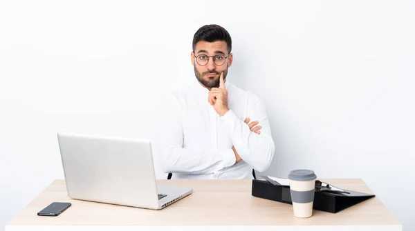 Joven Hombre Negocios Lugar Trabajo Mirando Frente — Foto de Stock