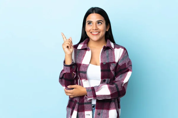 Junge Lateinische Frau Isoliert Auf Blauem Hintergrund Zeigt Eine Großartige — Stockfoto