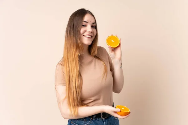 Fiatal Fehér Kezében Egy Narancs — Stock Fotó
