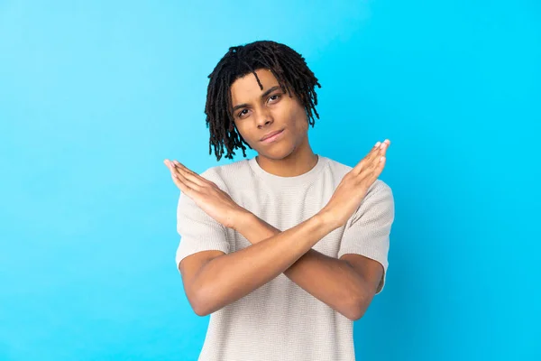 Junger Afroamerikaner Über Isoliertem Blauem Hintergrund Macht Keine Geste — Stockfoto