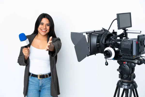 Repórter Colombiana Segurando Microfone Reportando Notícias Sobre Fundo Branco Apertando — Fotografia de Stock