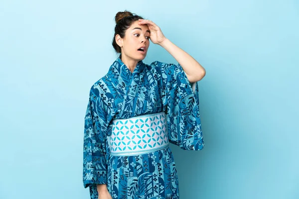 Mujer Usando Kimono Sobre Fondo Aislado Haciendo Gesto Sorpresa Mientras —  Fotos de Stock