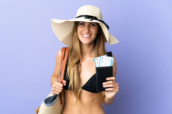 Junge Kaukasische Frau Mit Reisepass Für Den Urlaub Isoliert Auf — Stockfoto