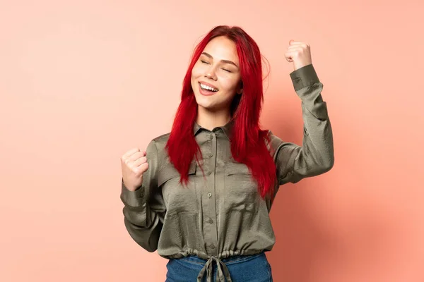 Έφηβος Κόκκινο Κορίτσι Μαλλιά Απομονώνονται Ροζ Φόντο Γιορτάζει Μια Νίκη — Φωτογραφία Αρχείου