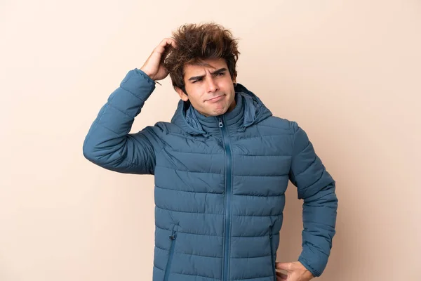 男身に着けている冬のジャケット上に隔離された背景に疑問を持っていると混乱顔の式 — ストック写真