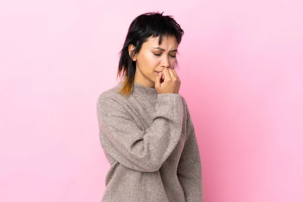 Junge Uruguayische Frau Vor Isoliertem Rosa Hintergrund Hat Zweifel — Stockfoto