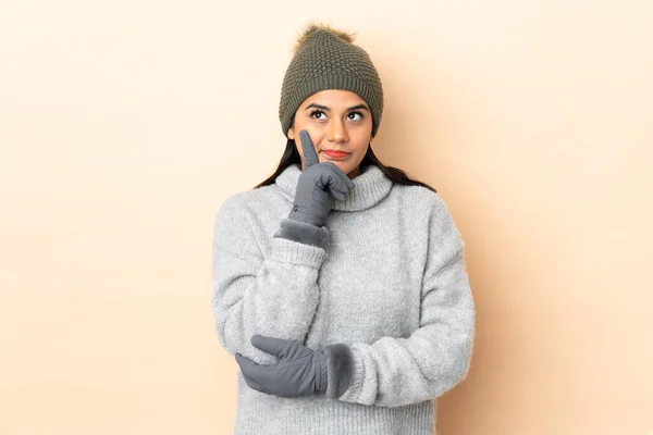 Jeune Colombienne Avec Chapeau Hiver Isolé Sur Fond Beige Penser — Photo