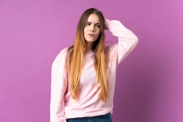 Young Caucasian Woman Isolated Purple Background Having Doubts — Stock Photo, Image