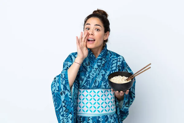 Frau Trägt Kimono Über Isoliertem Weißem Hintergrund Und Schreit Mit — Stockfoto