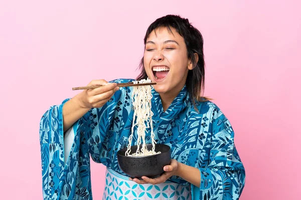 Junge Frau Kimono Hält Eine Schüssel Nudeln Vor Isoliertem Weißen — Stockfoto