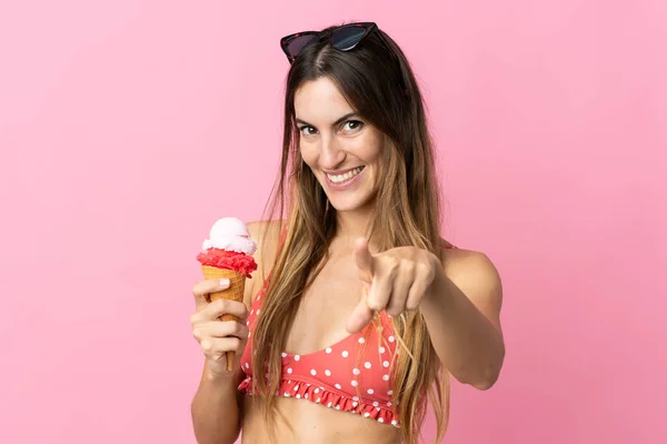 배경에 고립된 아이스크림을 여성은 자신있는 표정으로 당신을 손가락 질한다 — 스톡 사진