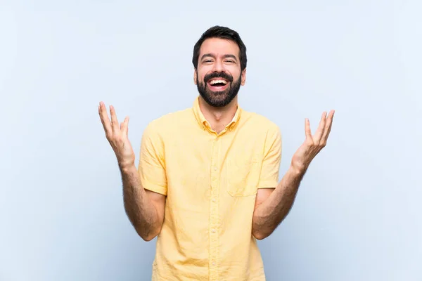 Jongeman Met Baard Geïsoleerde Blauwe Achtergrond Glimlacht Veel — Stockfoto