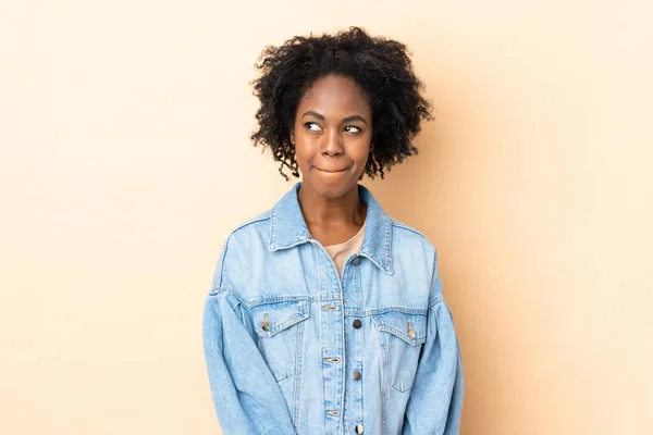 Young African American Woman Isolated Beige Background Having Doubts While — Stock Photo, Image