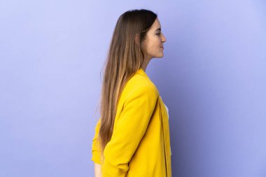 Kafkas kökenli genç bir kadın izole edilmiş arka planda ve geriye bakıyor.