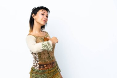 Genç Uruguaylı kız soyutlanmış beyaz arka planda gururlu ve kendini beğenmiş