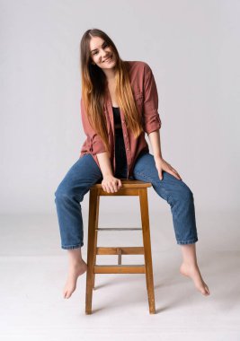 Stüdyoda poz veren beyaz bir kadın.